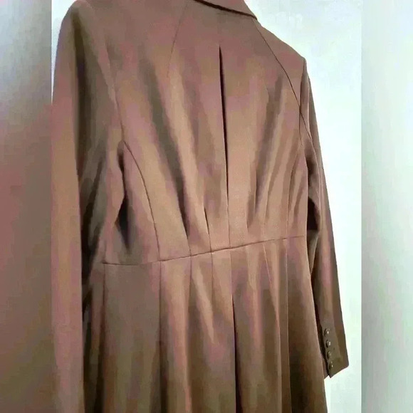 Cabi Boss Knee Length Form Fitting Lightweight Coat in Mulled Wine Small - Picture 4 of 12